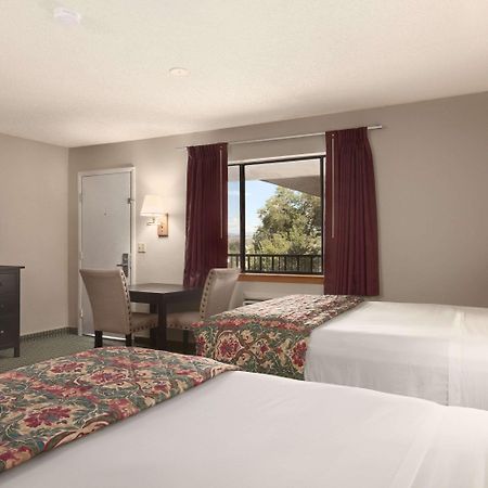 Days Inn By Wyndham Кортес Экстерьер фото