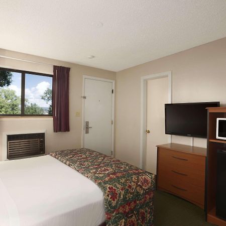Days Inn By Wyndham Кортес Экстерьер фото