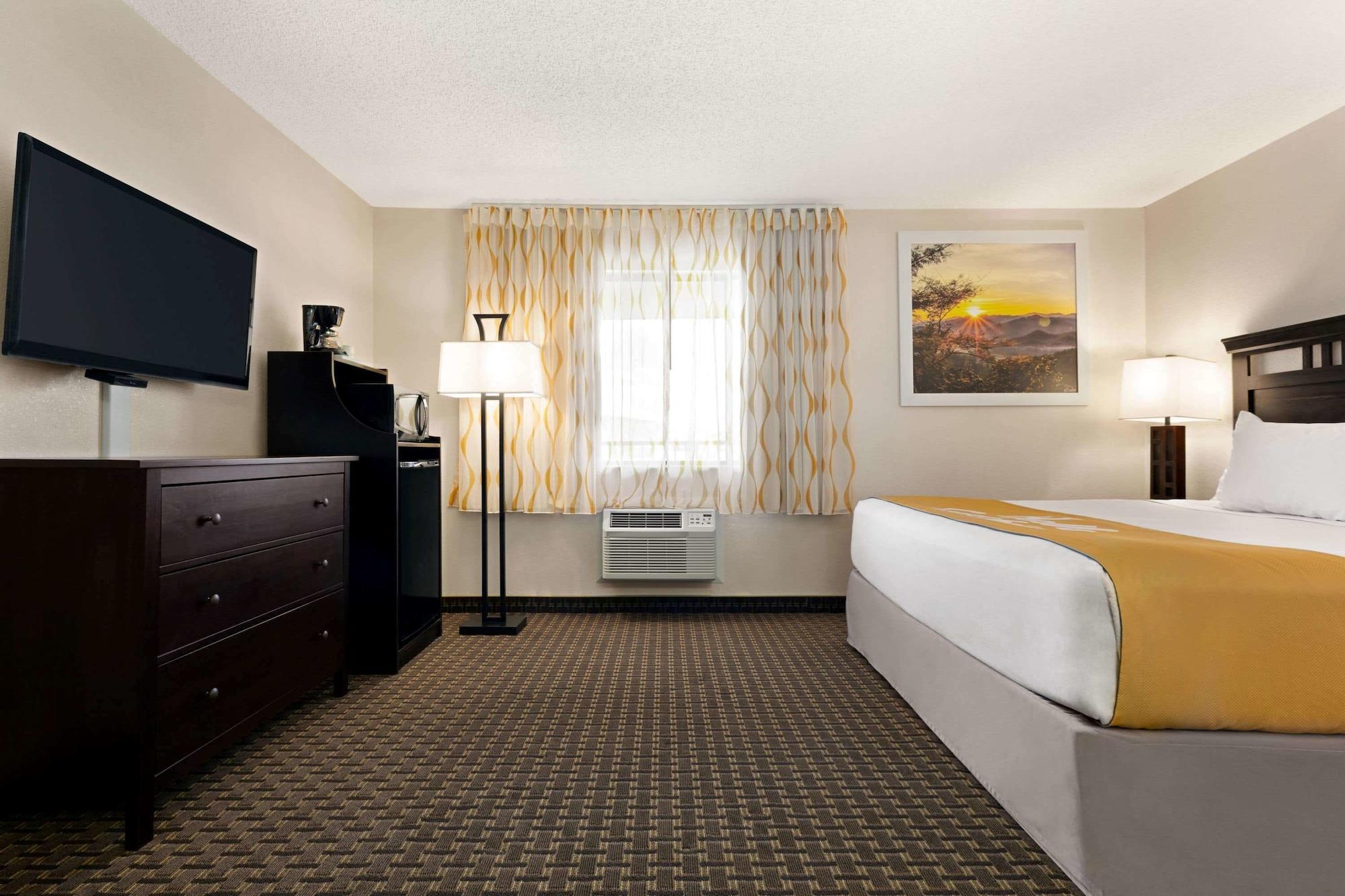 Days Inn By Wyndham Кортес Экстерьер фото