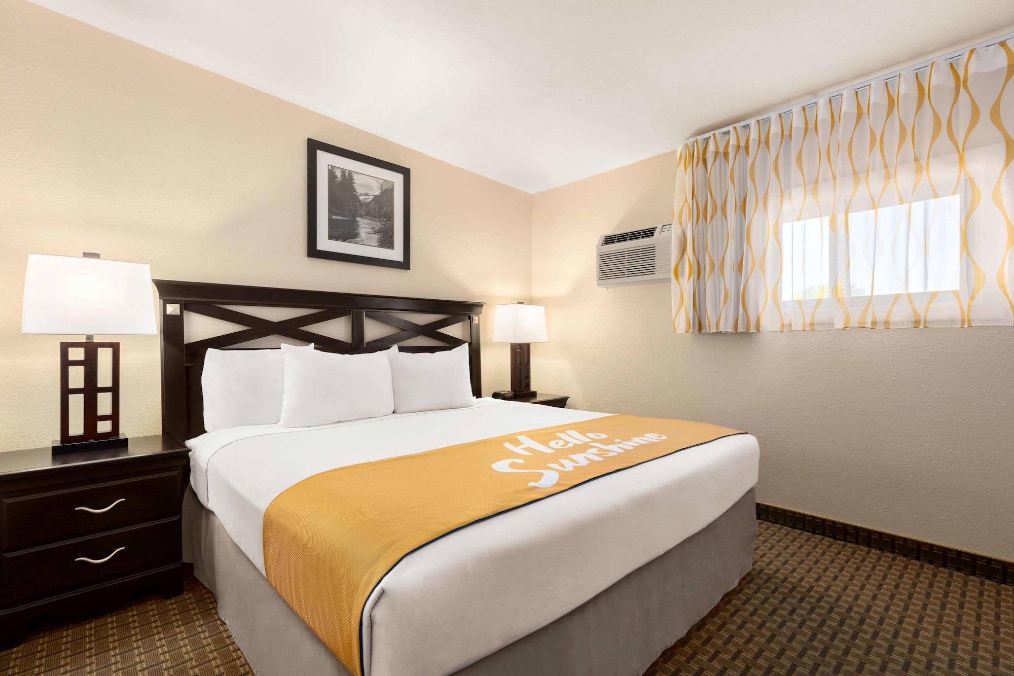 Days Inn By Wyndham Кортес Экстерьер фото