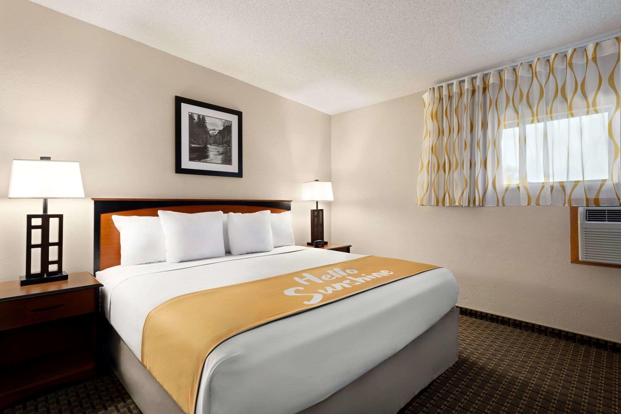 Days Inn By Wyndham Кортес Экстерьер фото