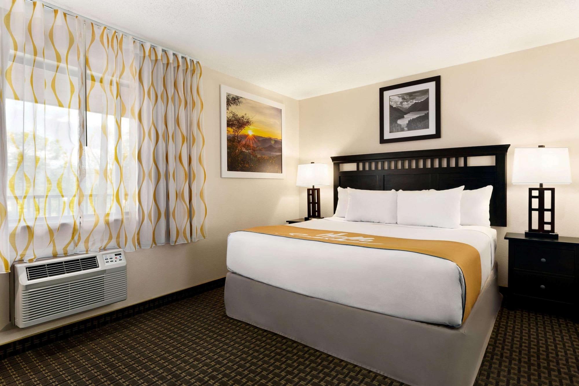 Days Inn By Wyndham Кортес Экстерьер фото