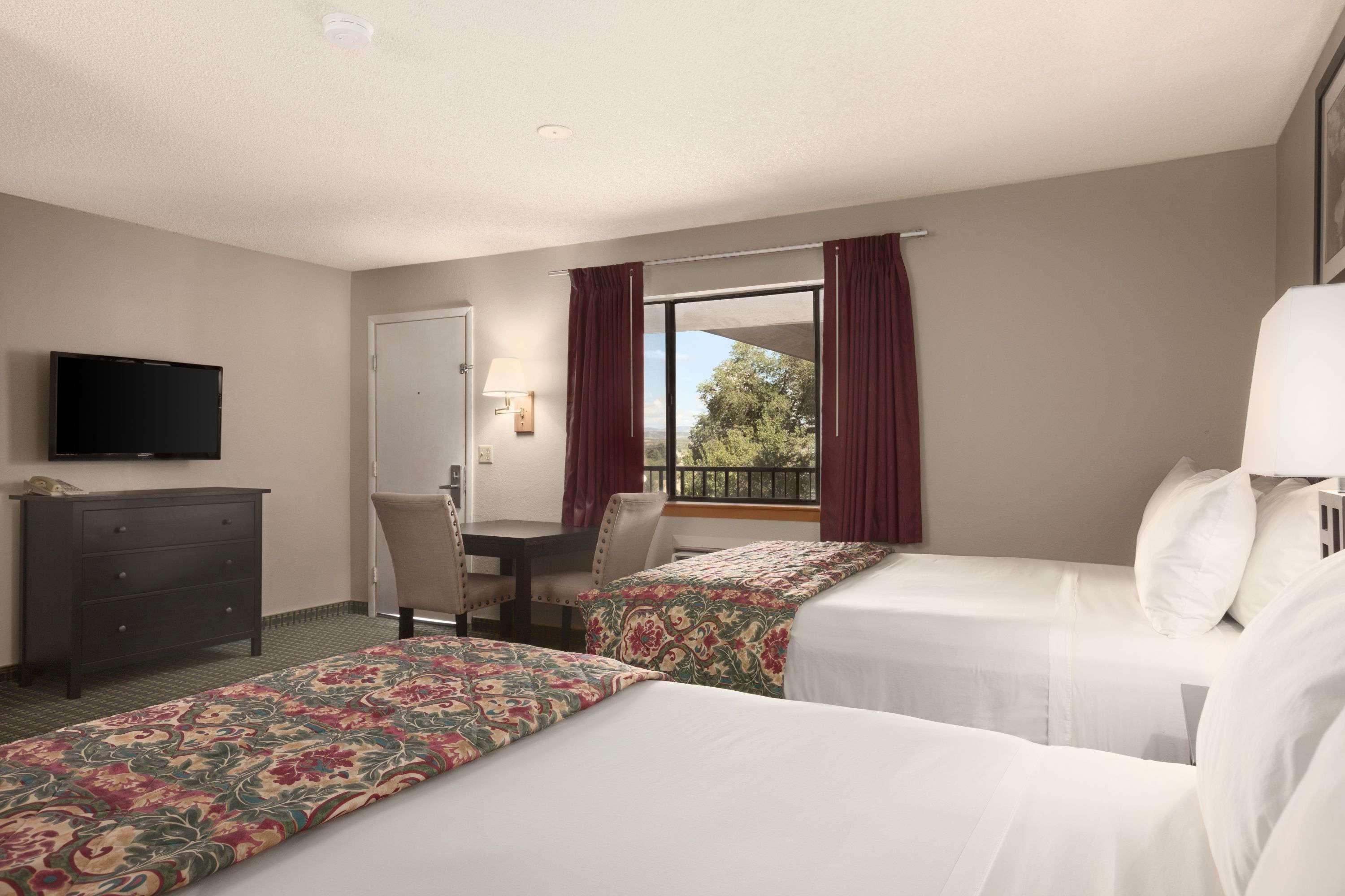 Days Inn By Wyndham Кортес Экстерьер фото