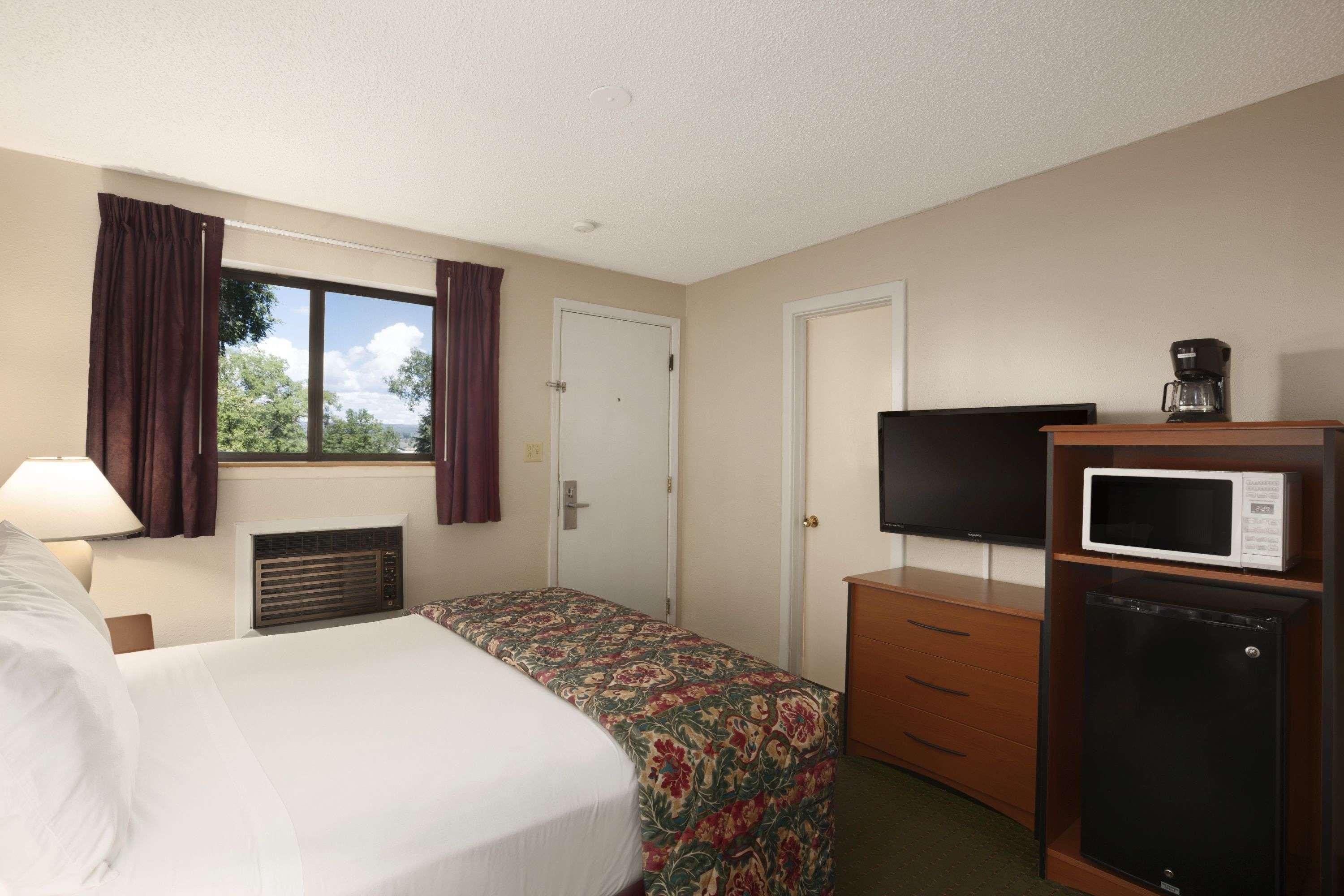 Days Inn By Wyndham Кортес Экстерьер фото