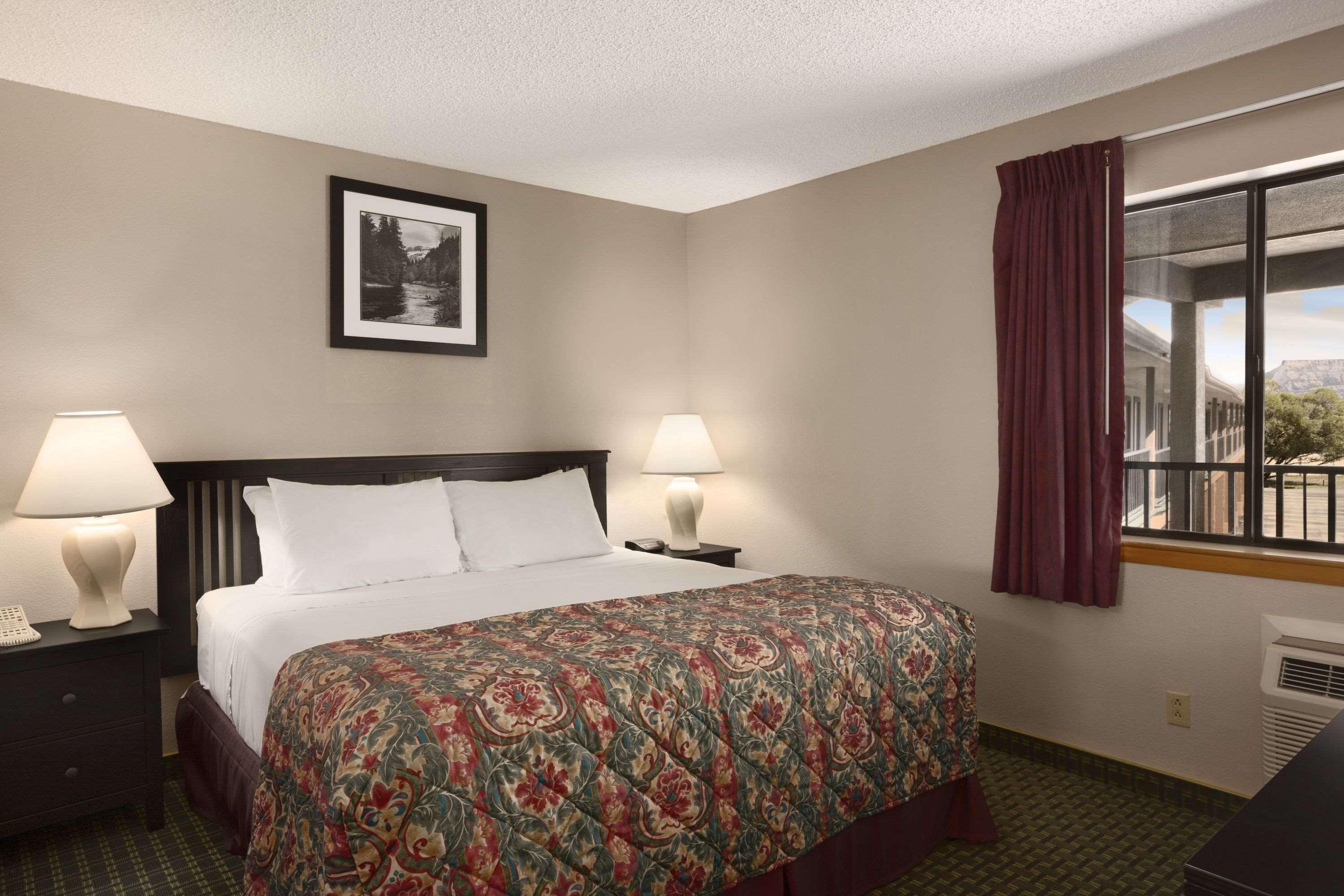 Days Inn By Wyndham Кортес Экстерьер фото