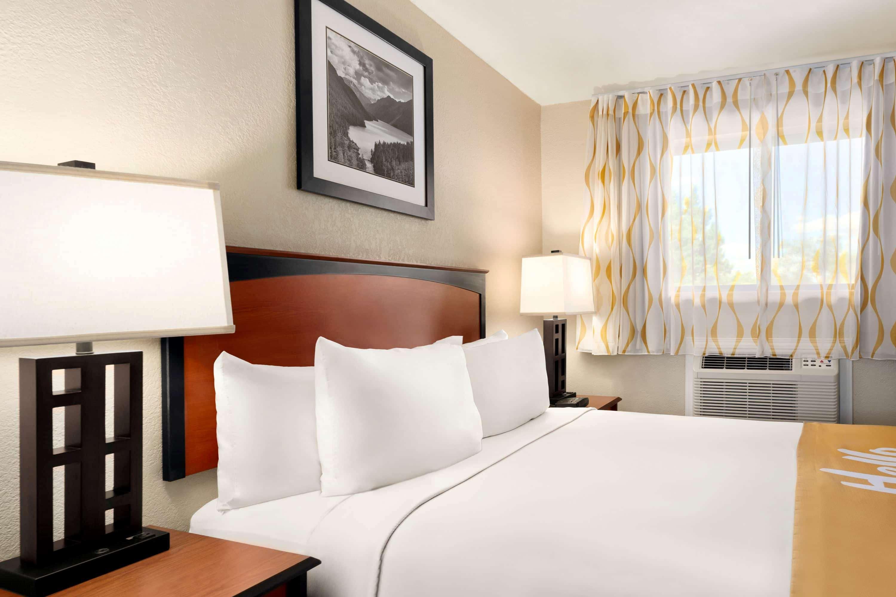 Days Inn By Wyndham Кортес Экстерьер фото