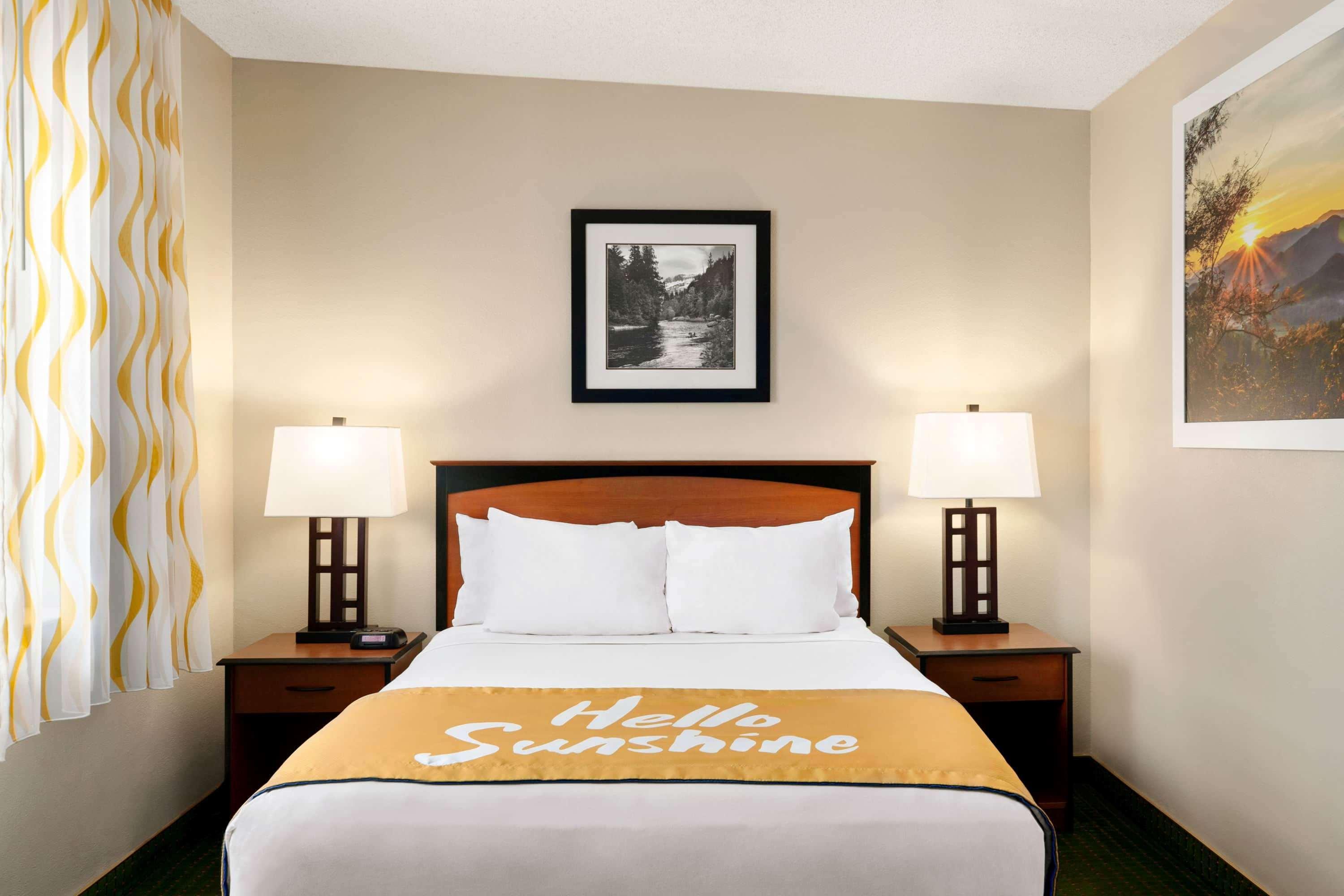 Days Inn By Wyndham Кортес Экстерьер фото