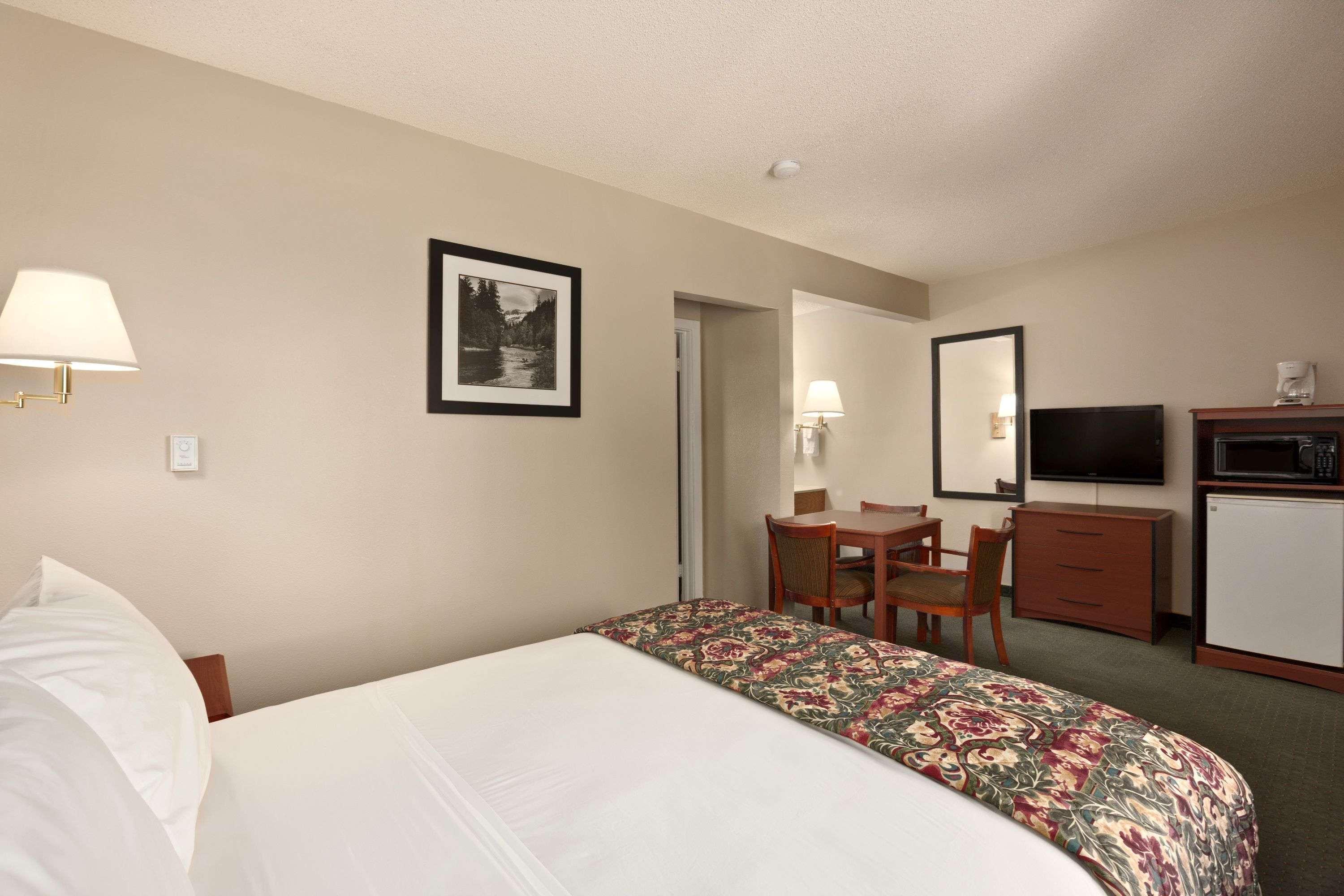 Days Inn By Wyndham Кортес Экстерьер фото
