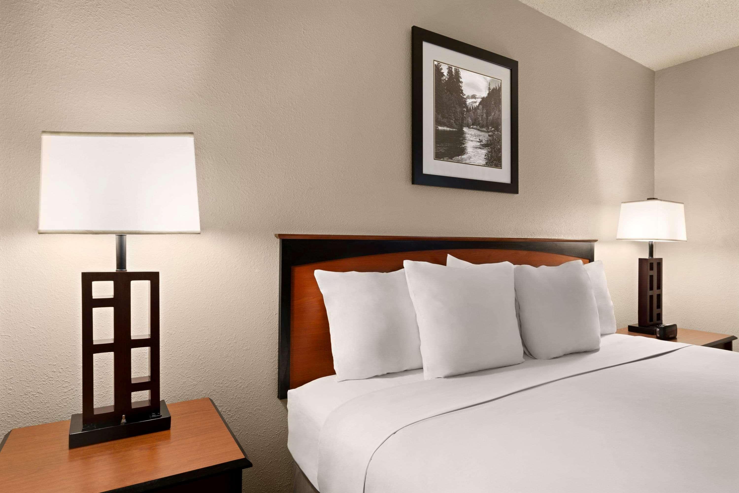 Days Inn By Wyndham Кортес Экстерьер фото