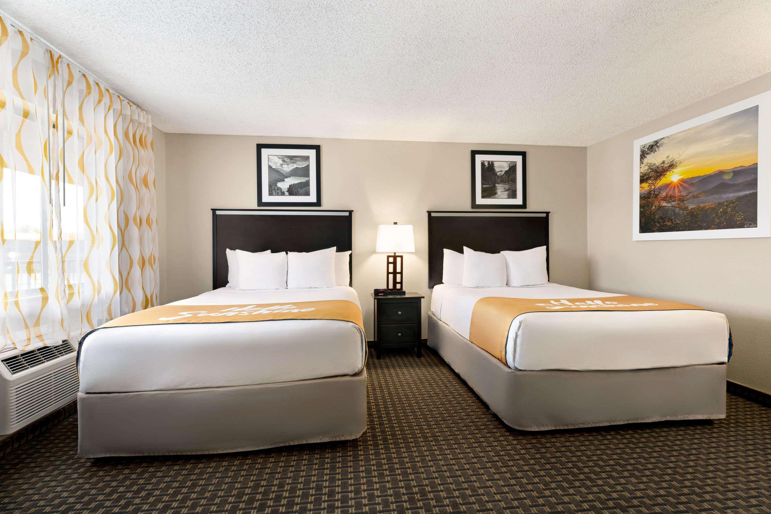 Days Inn By Wyndham Кортес Экстерьер фото