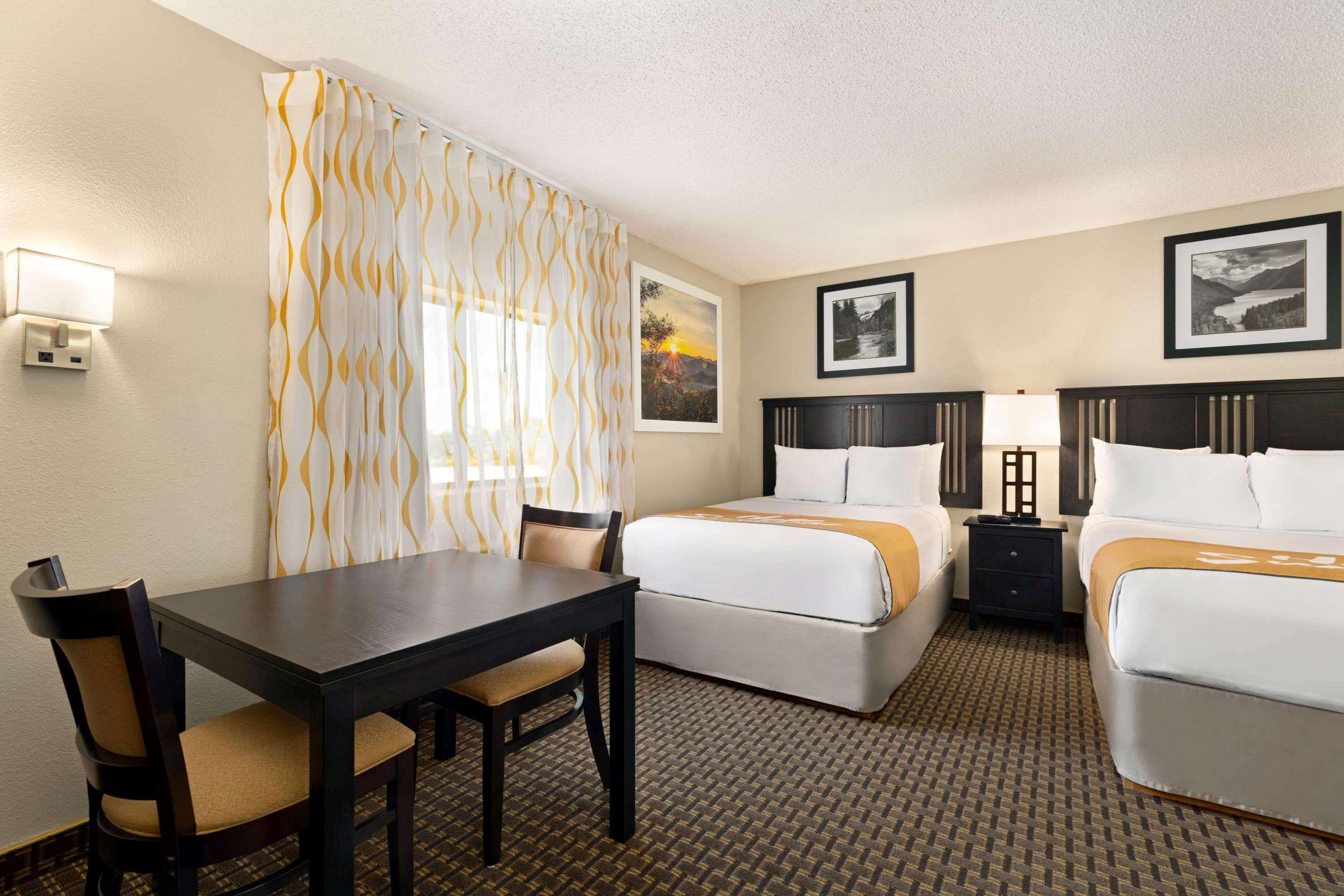 Days Inn By Wyndham Кортес Экстерьер фото