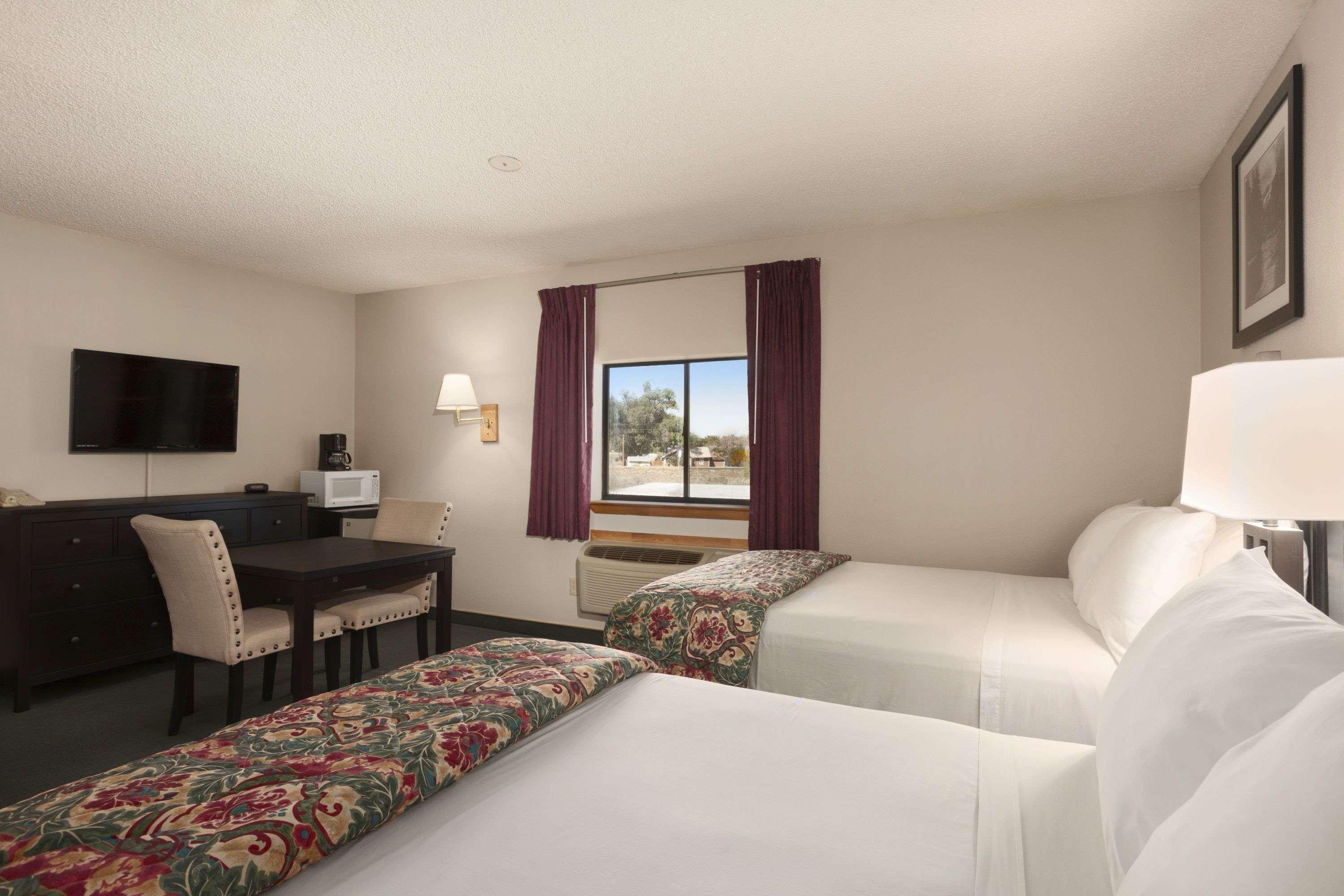 Days Inn By Wyndham Кортес Экстерьер фото