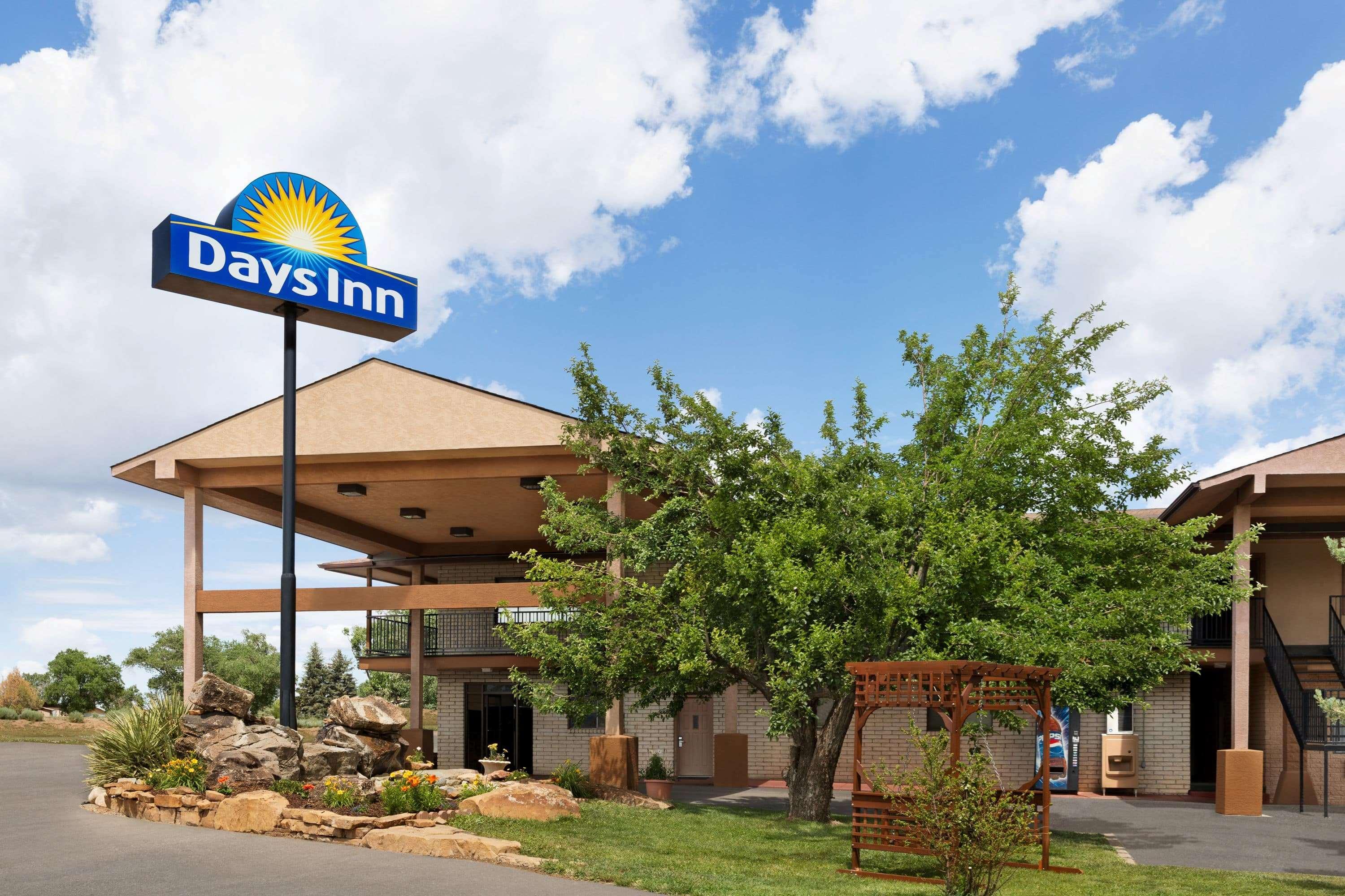 Days Inn By Wyndham Кортес Экстерьер фото