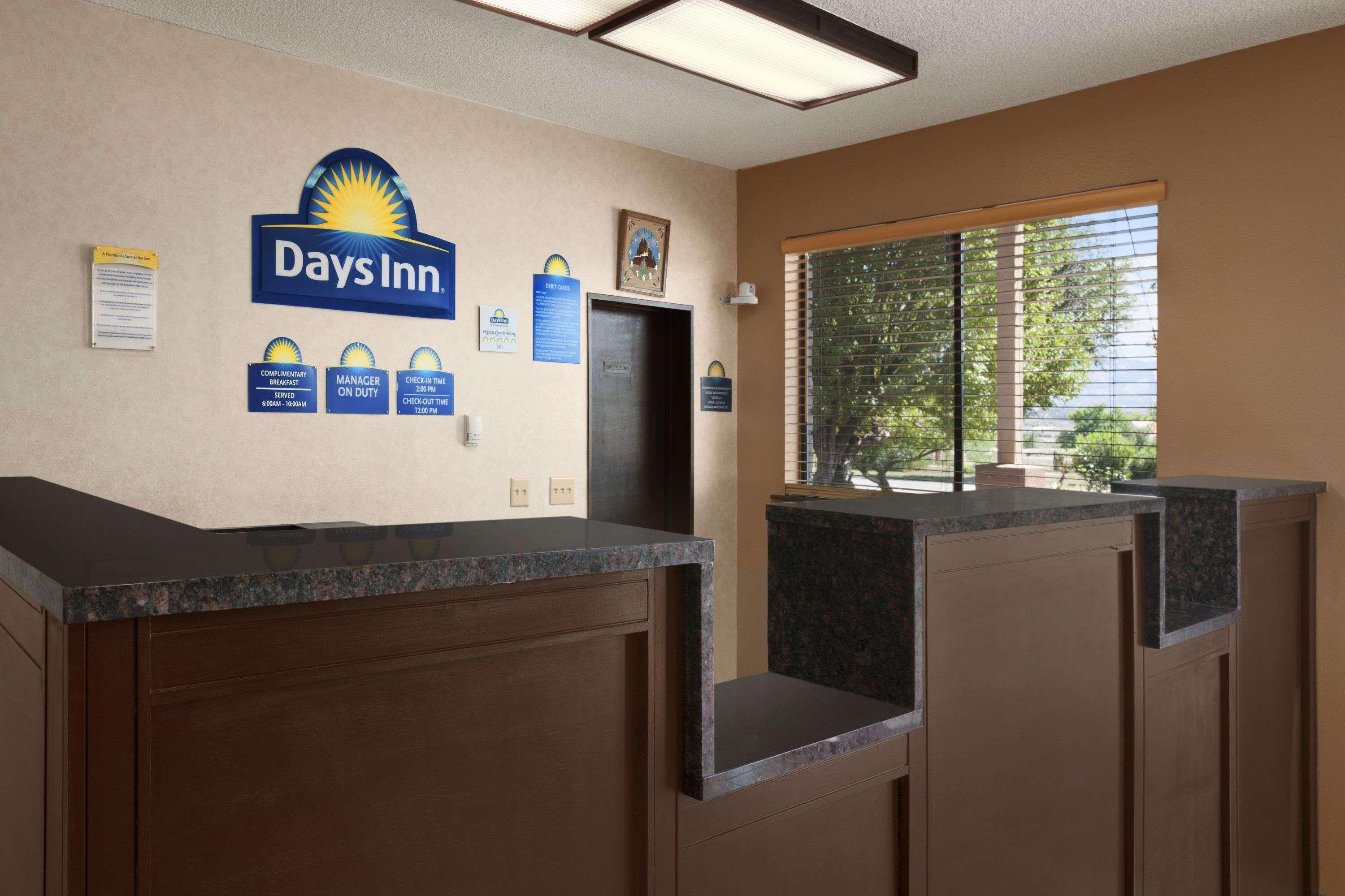Days Inn By Wyndham Кортес Экстерьер фото