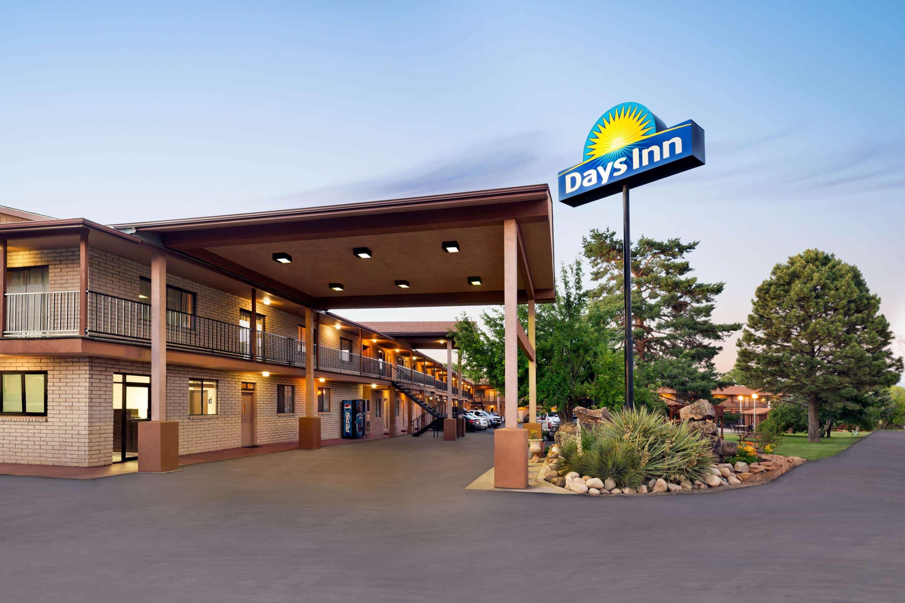 Days Inn By Wyndham Кортес Экстерьер фото