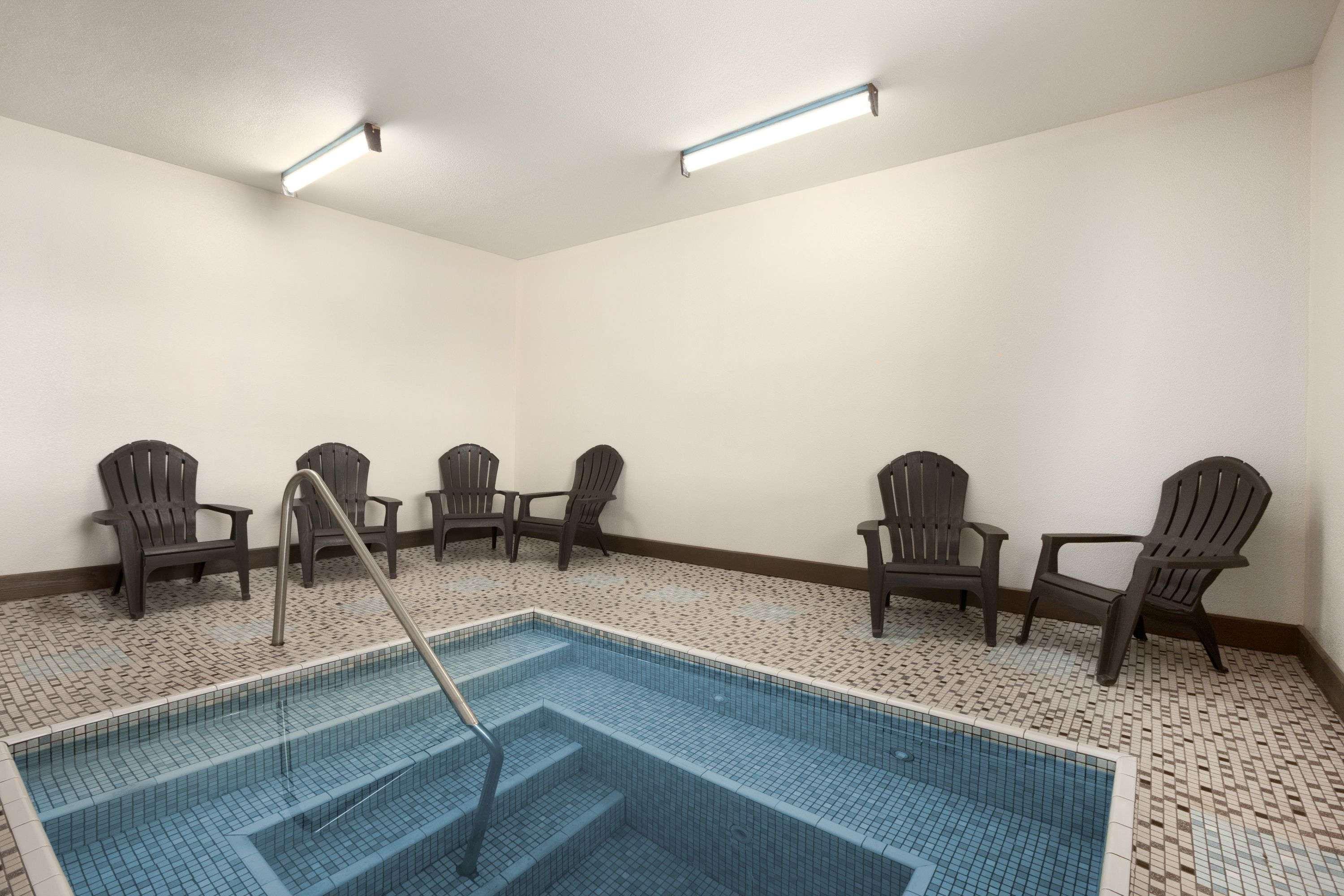 Days Inn By Wyndham Кортес Экстерьер фото