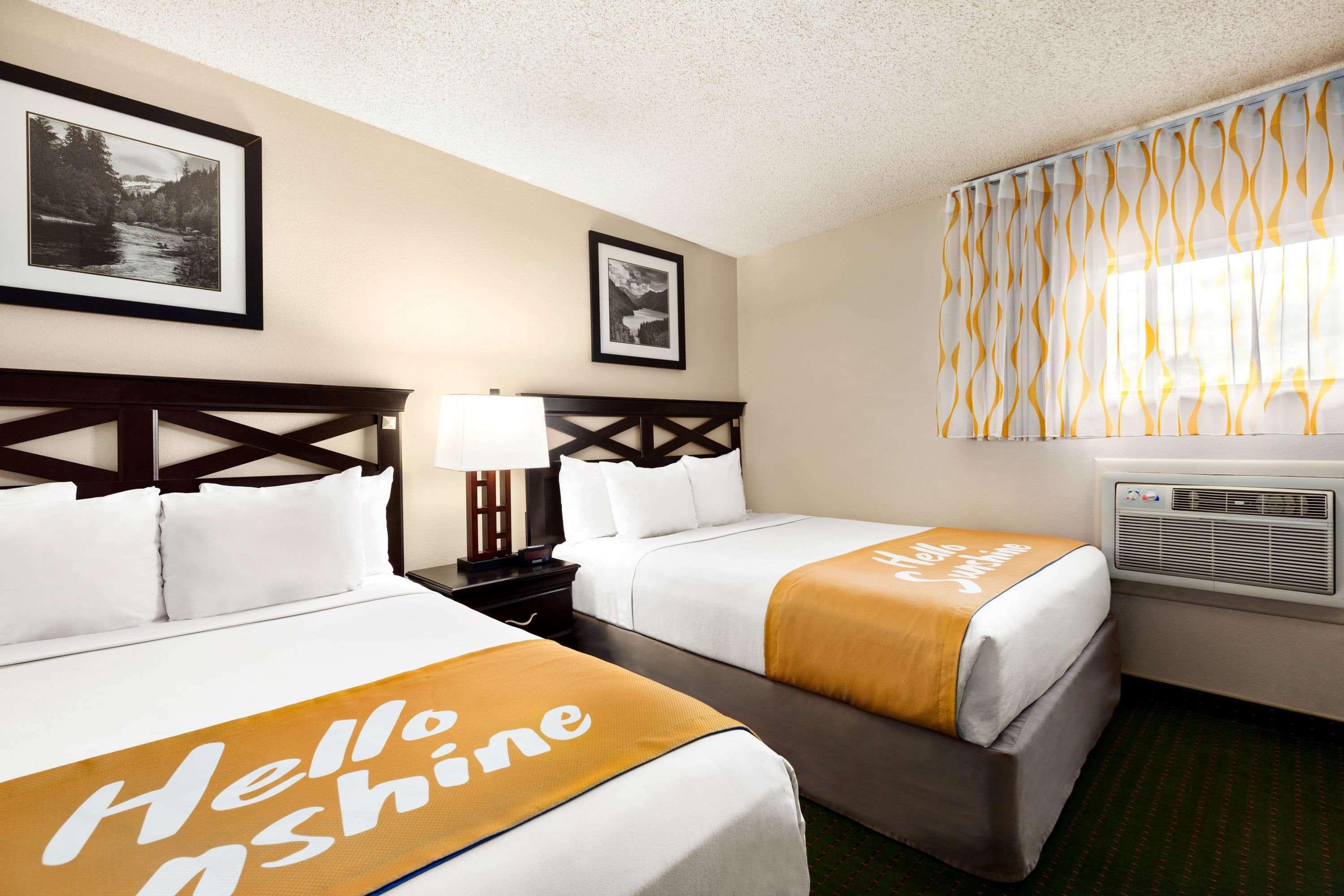 Days Inn By Wyndham Кортес Экстерьер фото