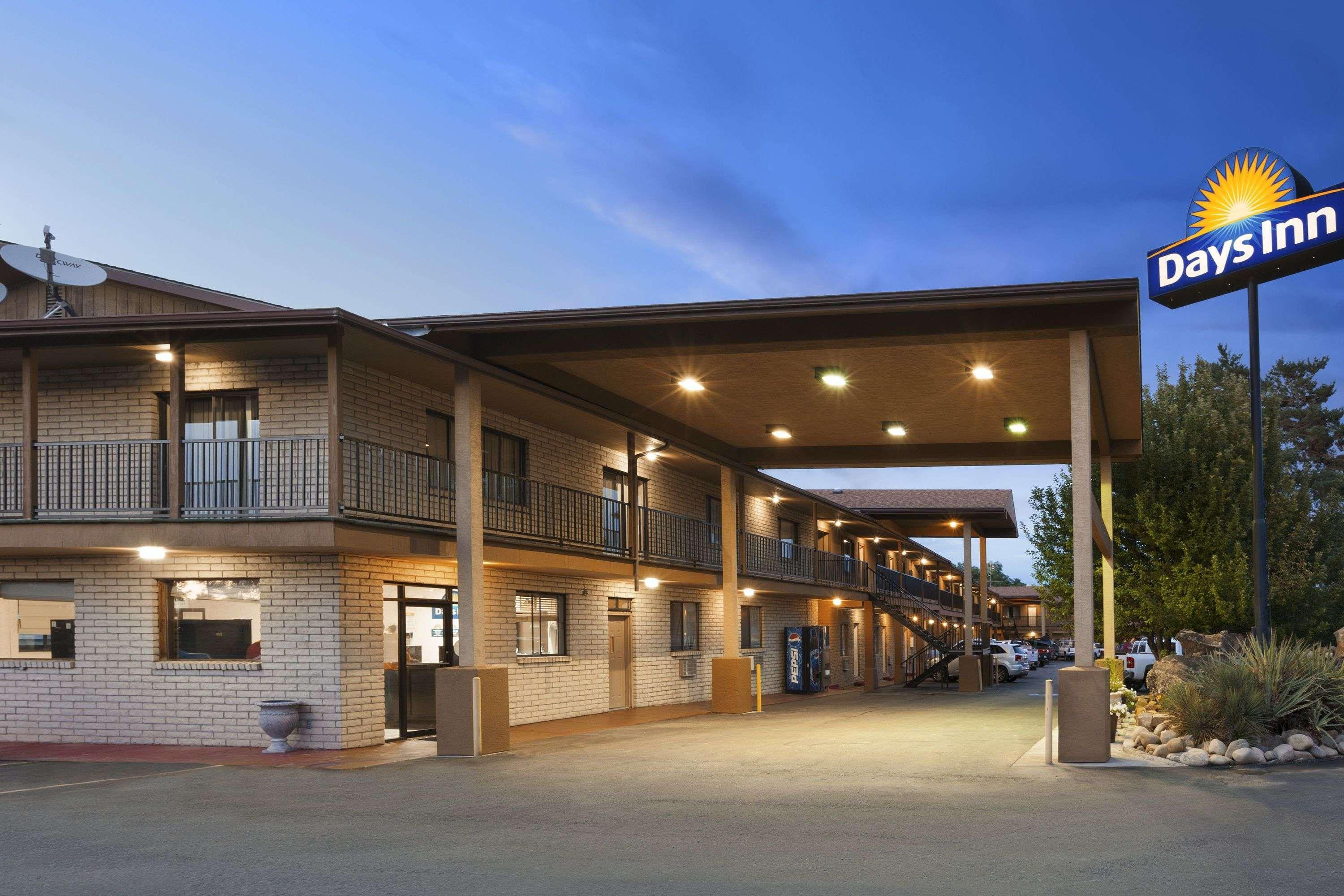Days Inn By Wyndham Кортес Экстерьер фото