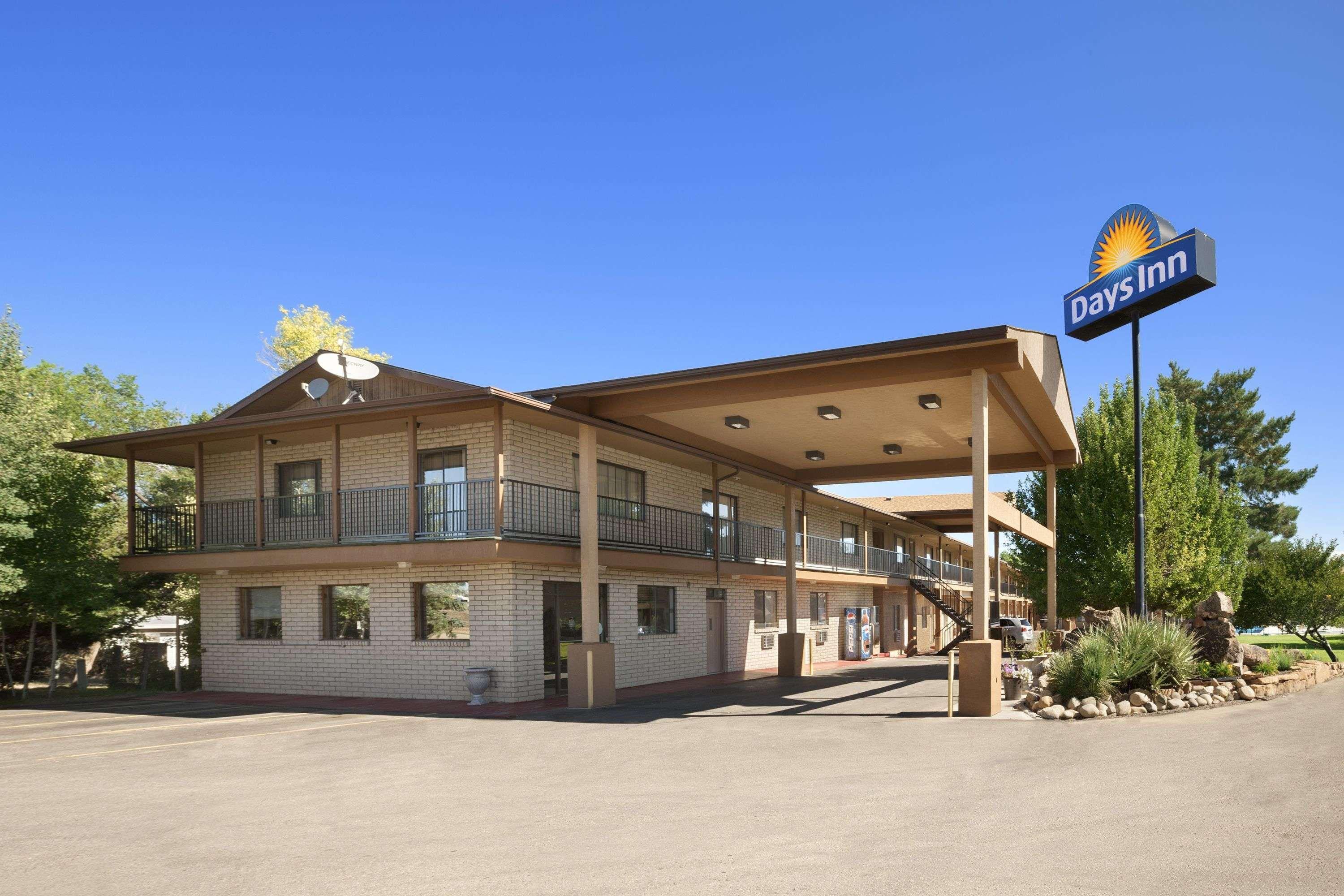 Days Inn By Wyndham Кортес Экстерьер фото