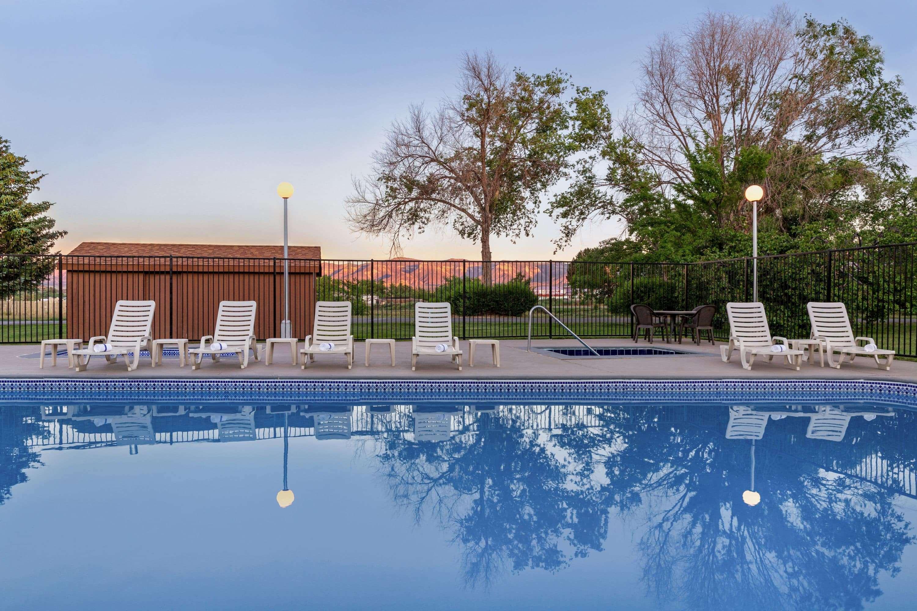 Days Inn By Wyndham Кортес Экстерьер фото